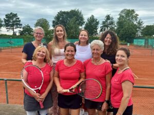 Spielen nächstes Jahr in der Verbandliga - die Damen 40 des TCL , v.l. oben: Christine Schmitt, Nadine Knaus, Daniela Maier, Christiane Peschke. Unten: Barbara Osterloff, Kirsten Hauser, Nicola Bukovec und Sandra Harder.